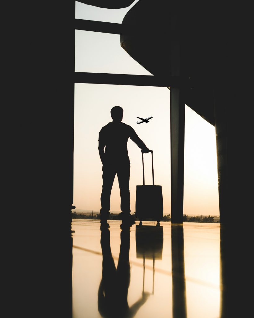 Silhouette d'un homme voyageant à l'aéroport.