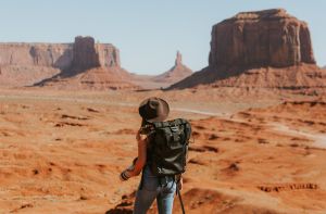 Femme voyageant seule pour illustrer un article des meilleures destinations où voyager seul en tant que digital nomad.